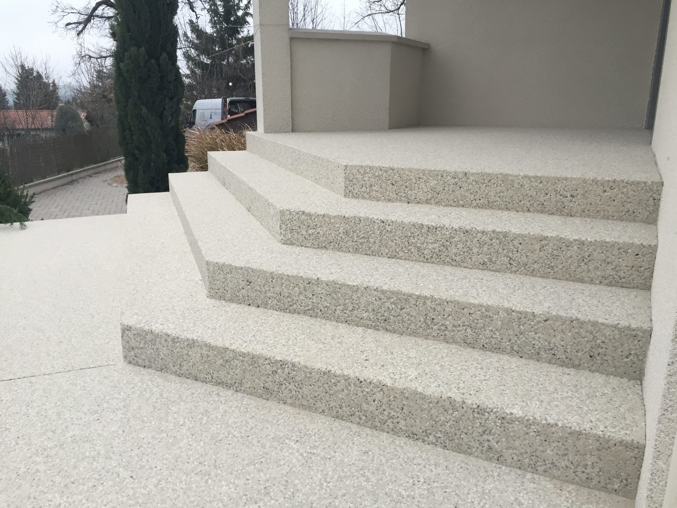 Habillage d'escalier en béton sablé blanc