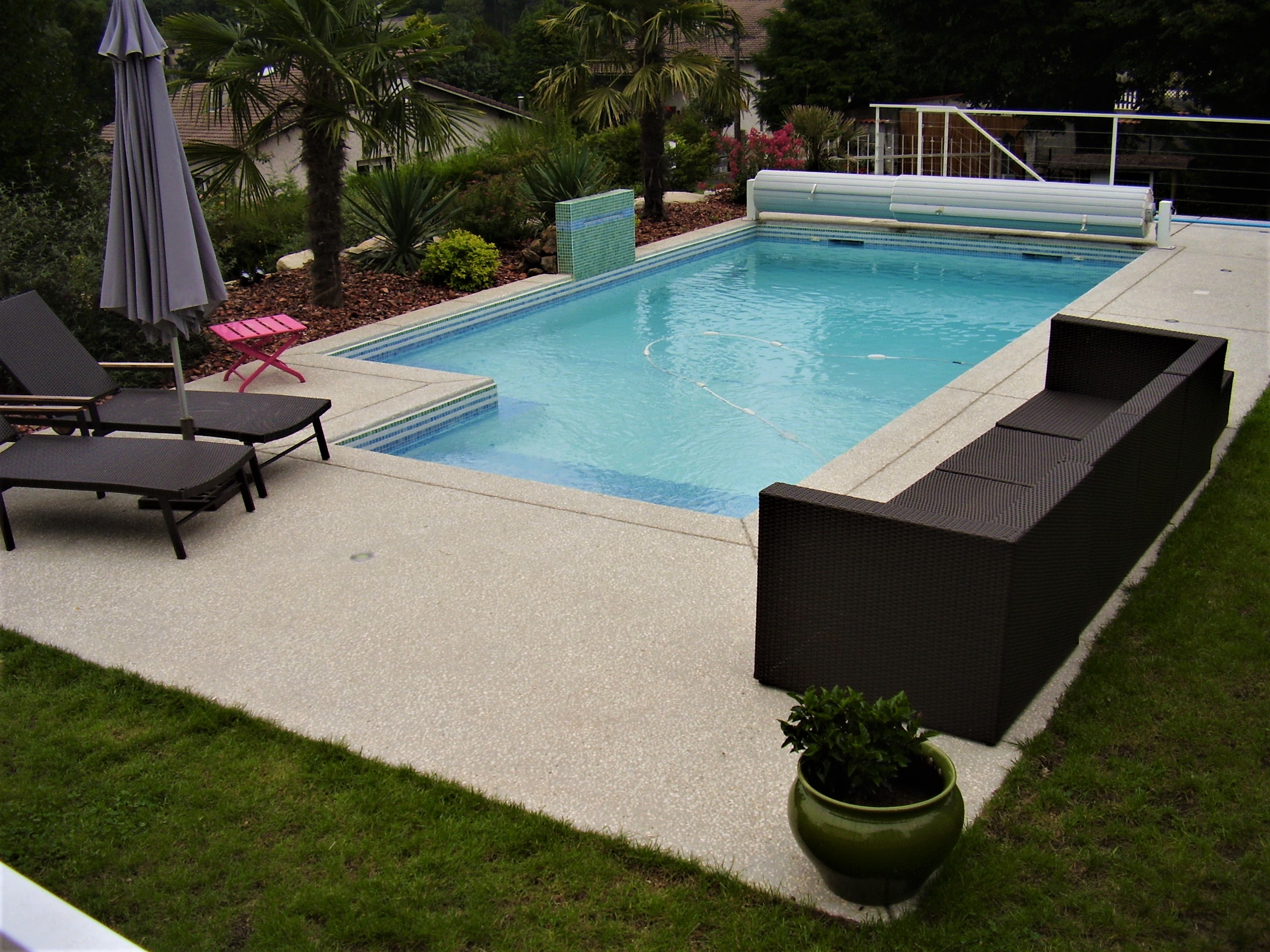 Plage de piscine en béton bouchardé à Aurec-sur-Loire