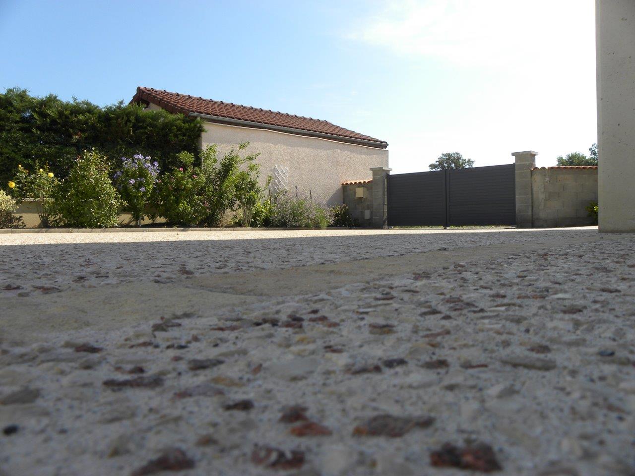 Entrée véhicule en béton bouchardé à Veauche