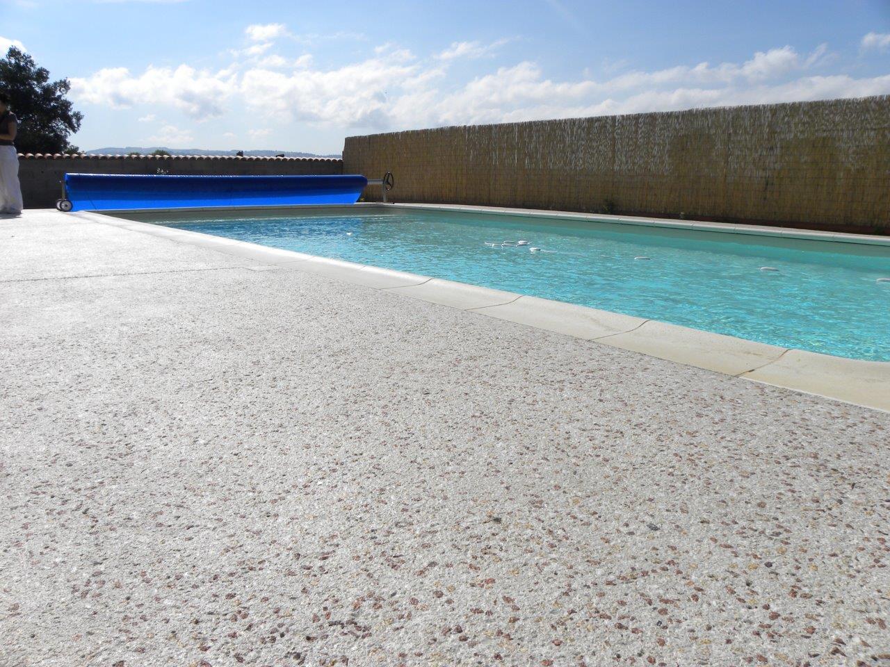 Plage de piscine en béton bouchardé à Veauche